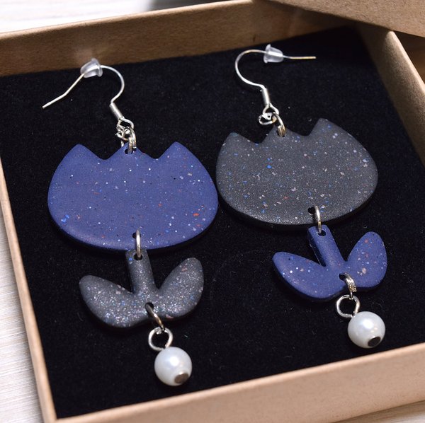 Aleksiina Design Poem Flower earrings, blue-black
