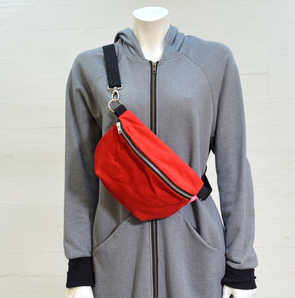Aleksiina Design Olga vartalolaukku vakosametti, punainen